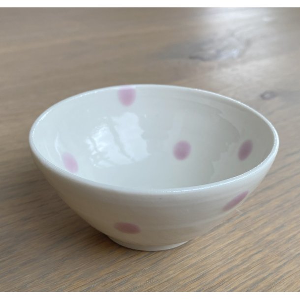Ann-Louise Roman - Keramik hånddrejet skål / snacksskål, store lyserøde dots. KUN 2 TILBAGE