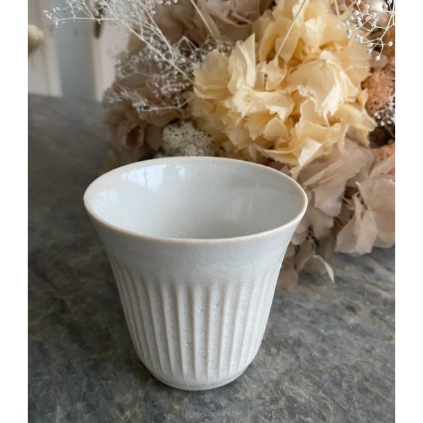 Thora Projects - Keramik håndlavet kop, lodrette riller, off white.  4 TILBAGE