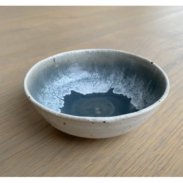 Tasja P. ceramics - Keramik håndlavet skål / snacksskål, hvid og støvet gråblå unika glasur. KUN 2 