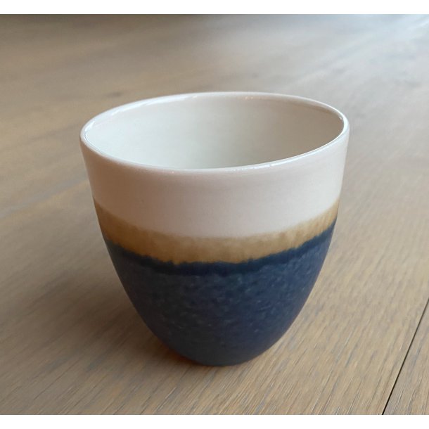 Wauw Design - Keramik håndlavet kop pastello, creme, gylden og mørkeblå. KUN 2 TILBAGE