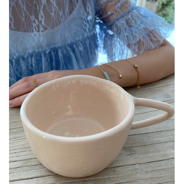 Terra Ceramica - Keramik håndlavet kaffekop 'Pinch cup' i nude. tekst: Follow your heart. 1 TILBAGE