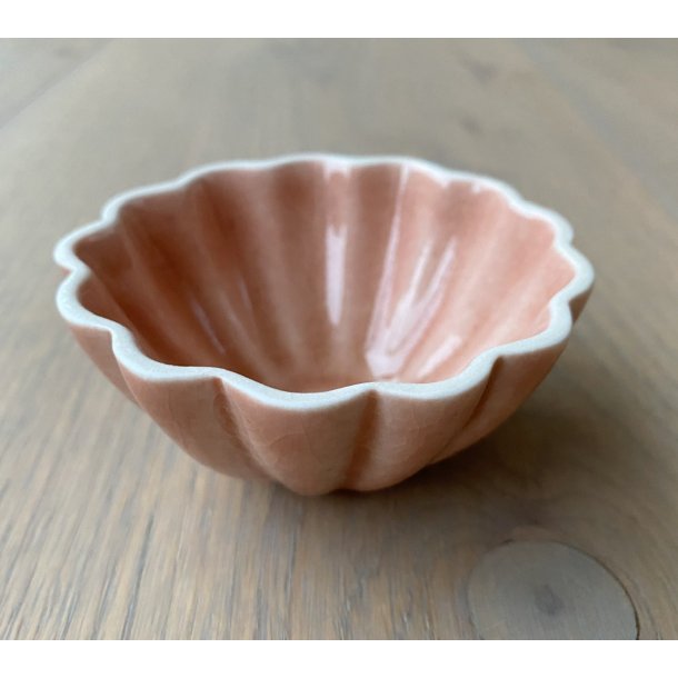 Hanne Bertelsen - Keramik håndlavet skål Rille blomst lille, koral. KUN 1 TILBAGE