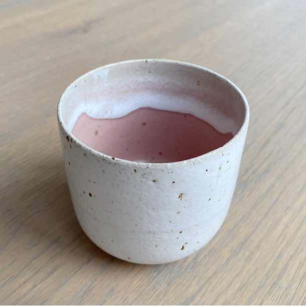 Tasja P. ceramics - Keramik håndlavet kop, hvid og dusty rose, latte. KUN 2 TILBAGE