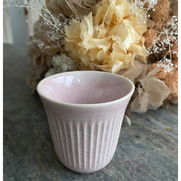 Thora Projects - Keramik håndlavet kop, lodrette riller, rosa.  4 TILBAGE