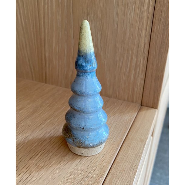 Ibens keramik - Keramik hånddrejet juletræ, himmelblå og lys top, KUN 1 TILBAGE