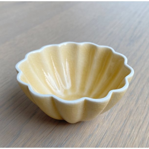 Hanne Bertelsen - Keramik håndlavet skål Rille blomst lille, varm gul. KUN 1 TILBAGE