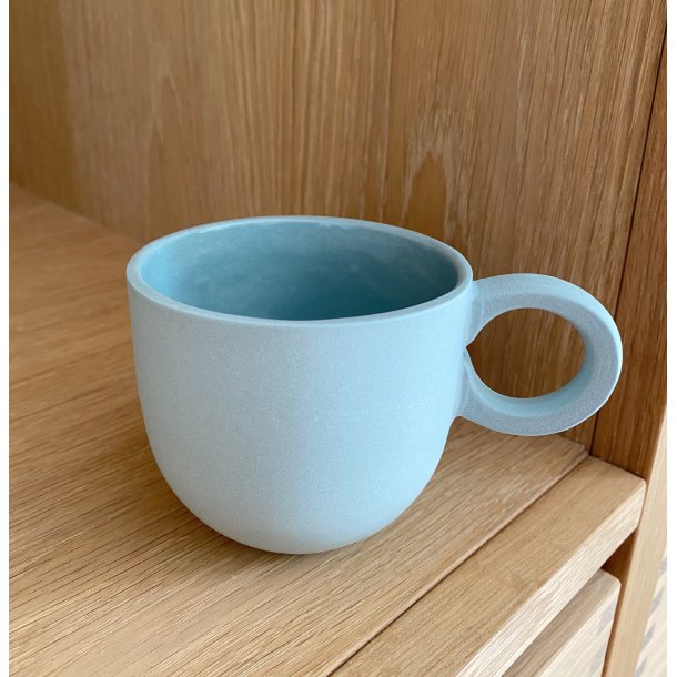 Helle Gram - Keramik chubby kop med rund hank, fjordblå også indeni. KUN 1 TILBAGE