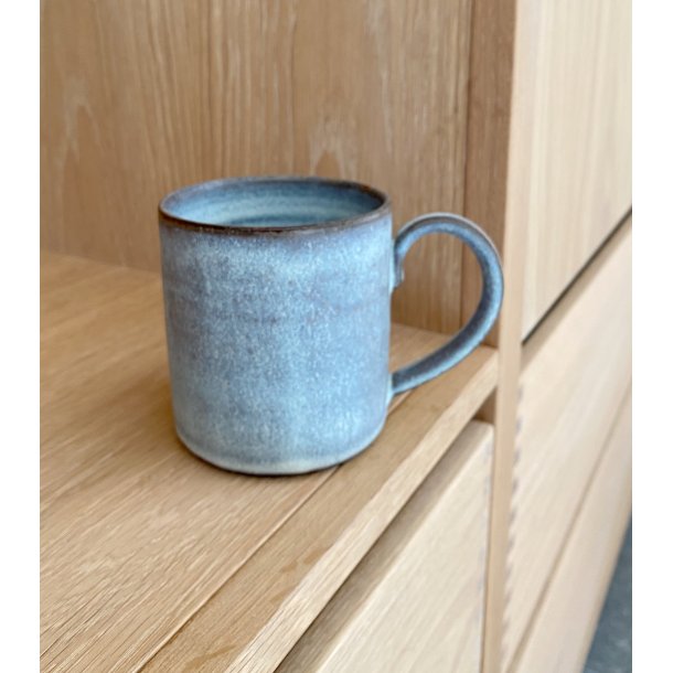 Blacksmith Ceramics - Keramik hånddrejet høj kop med hjertehank, dusty blue. KUN 1 TILBAGE