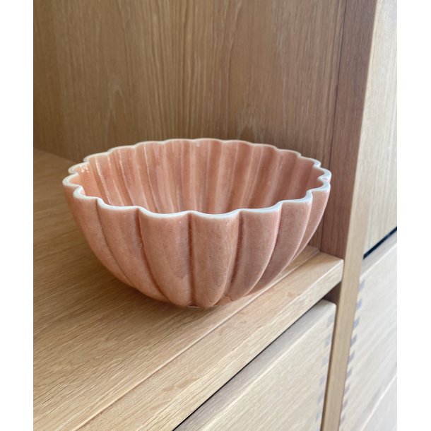 Hanne Bertelsen - Keramik håndlavet skål Rille blomst, lys koral
