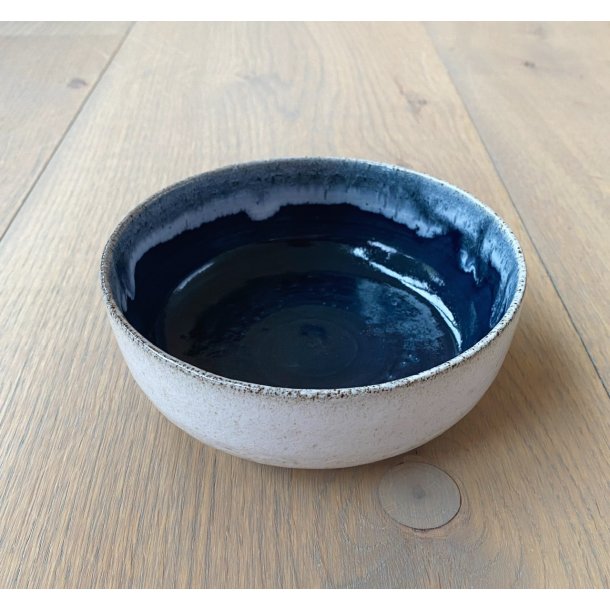 Tasja P. ceramics - Keramik håndlavet skål / morgenmadsskål, stor, hvid og mørkeblå. KUN 1 TILBAGE